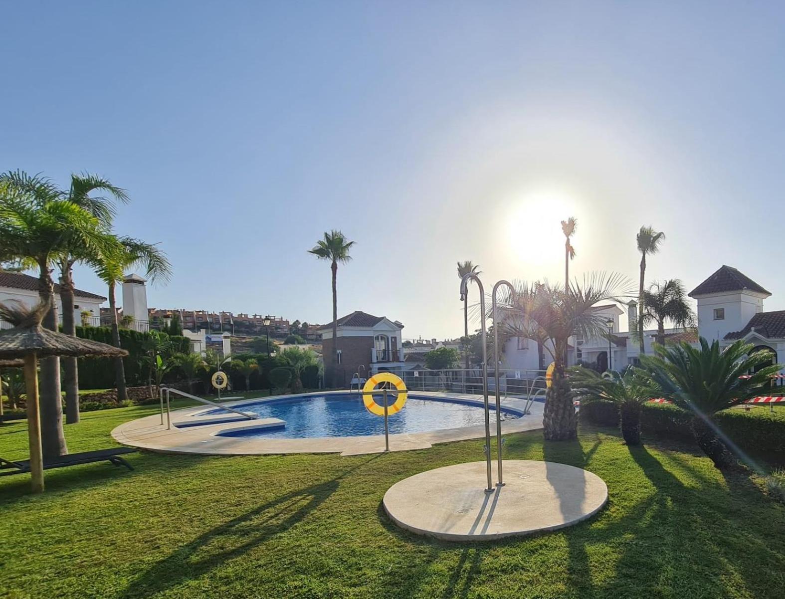 マラガSun & Palms - Cozy Flat In Quiet Neighbourhood With A Great Pool Areaアパートメント エクステリア 写真