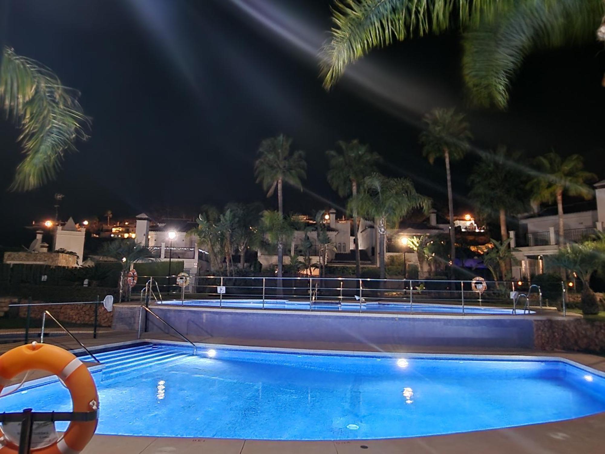 マラガSun & Palms - Cozy Flat In Quiet Neighbourhood With A Great Pool Areaアパートメント エクステリア 写真