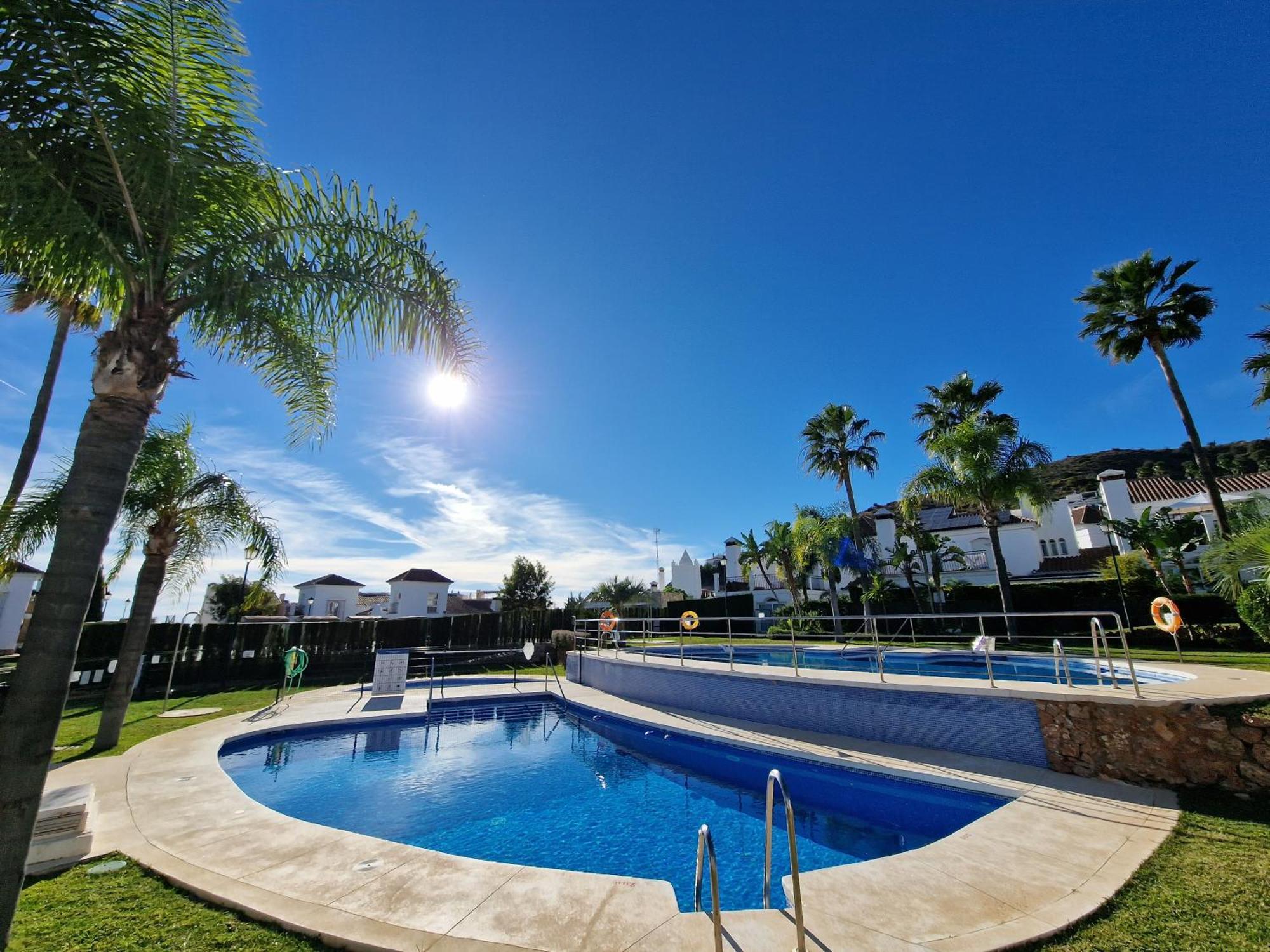 マラガSun & Palms - Cozy Flat In Quiet Neighbourhood With A Great Pool Areaアパートメント エクステリア 写真