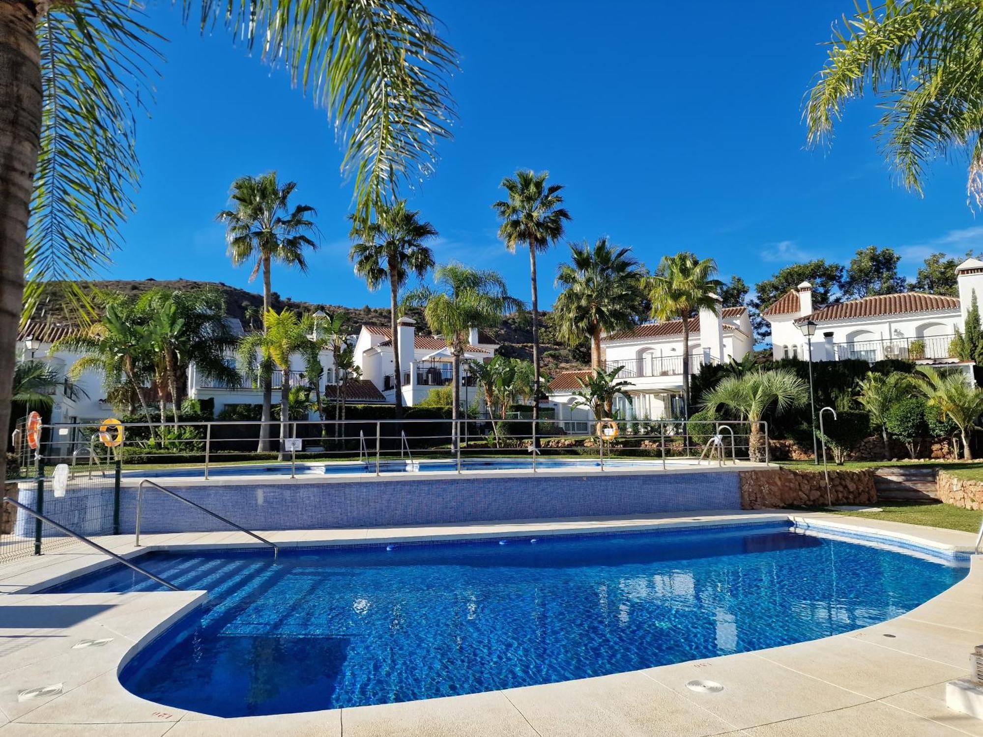 マラガSun & Palms - Cozy Flat In Quiet Neighbourhood With A Great Pool Areaアパートメント エクステリア 写真